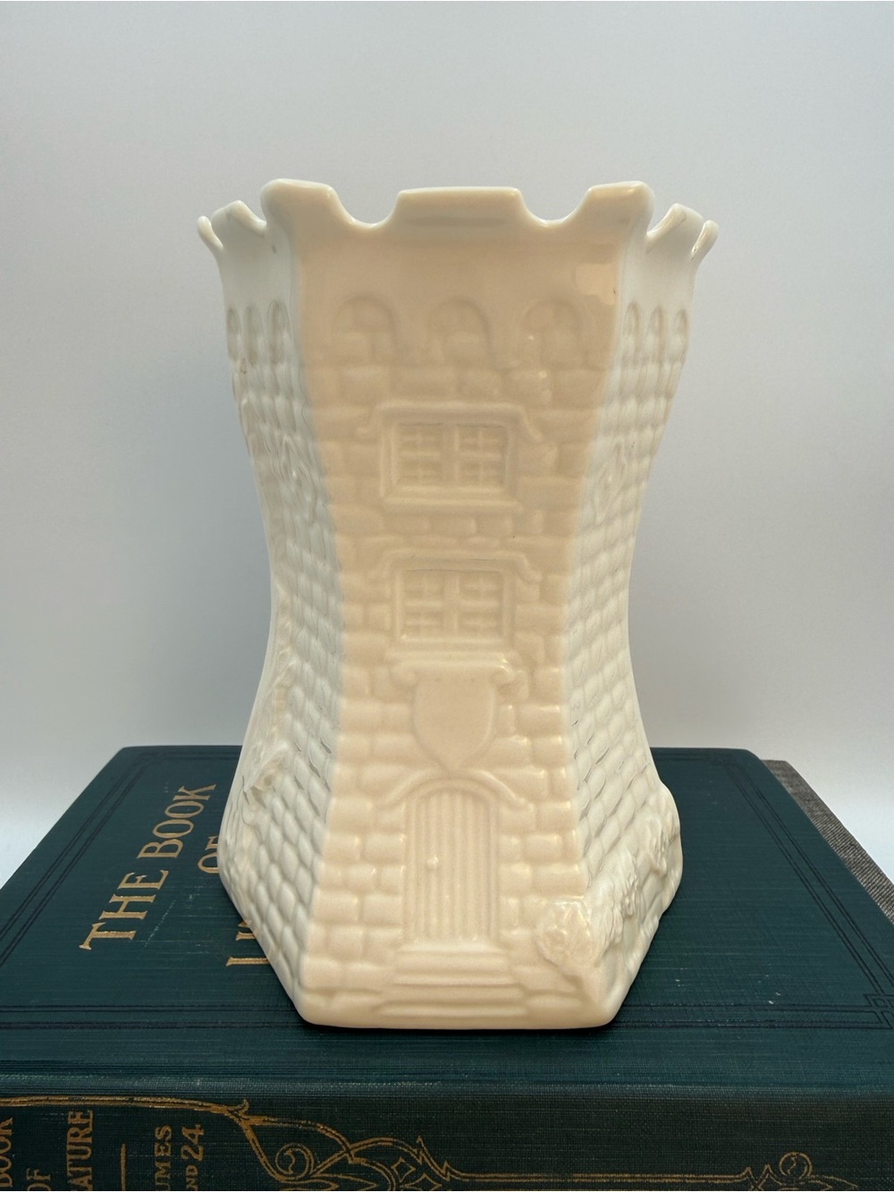Belleek vase Kilkenny Castle 2008 Edition Piece Catherine Townsend